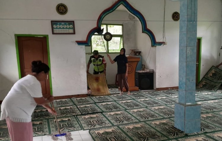 Babinsa Koramil 2212/Tegal Buleud Laksanakan Bakti Sosial﻿