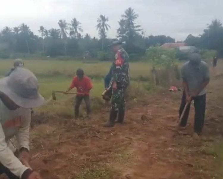 Babinsa Koramil 2215/Ciemas Bersama Warga Laksanakan Karya Bakti