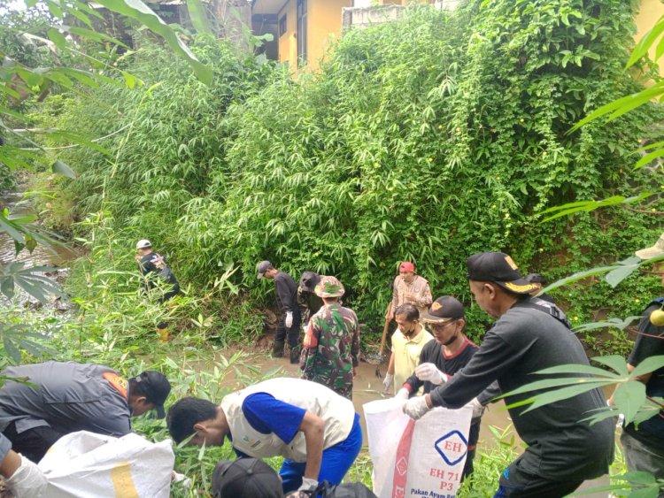 Babinsa Koramil 2211/Sagaranten Gelar Karya Bakti Bersihkan Aliran Sungai
