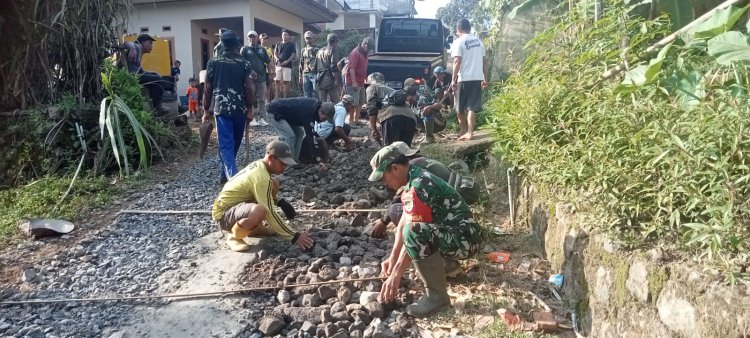 Babinsa Koramil 2210/Pabuaran Laksanakan Karya Bhakti Bersama Warga