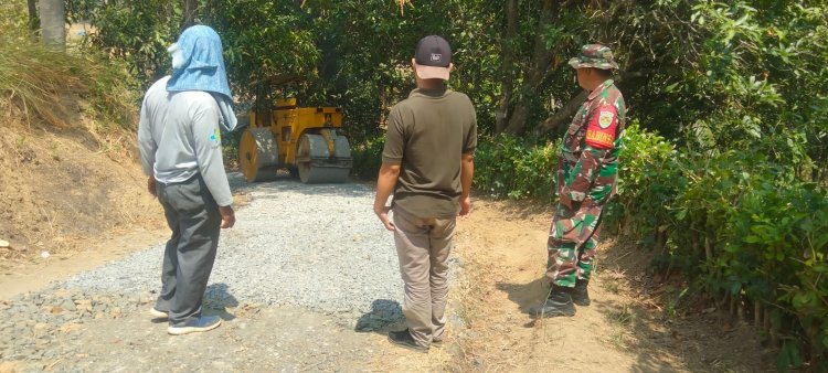 BABINSA KORAMIL 2215/CIEMAS GELAR KARYA BAKTI PEMBANGUNAN JALAN DESA