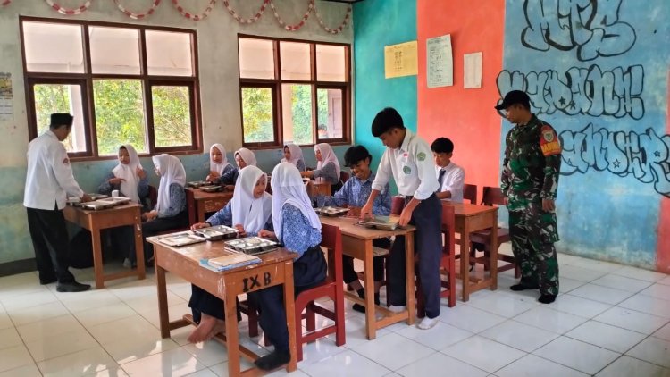 Babinsa Koramil 2210/Pabuaran Laksanakan Pendampingan MBG di Sekolah