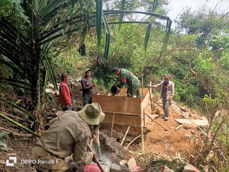 Babinsa Koramil 2210/Pabuaran Laksanakan Karya Bhakti Bersama Warga