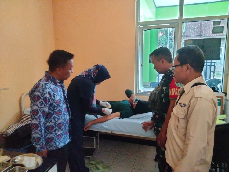 Babinsa Koramil 2211/Sagaranten Dampingi Kegiatan KB di Puskesmas Cidolog