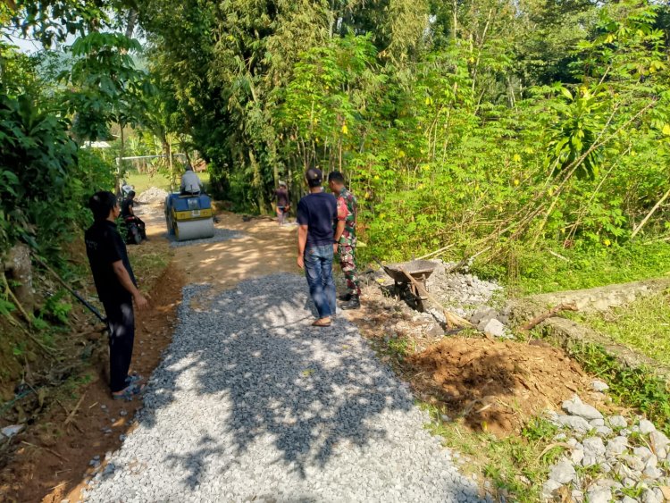 Babinsa Koramil 2201/Cikakak, melaksanakan kegiatan karya bakti sekaligus monitoring pelaksanaan pengaspalan jalan