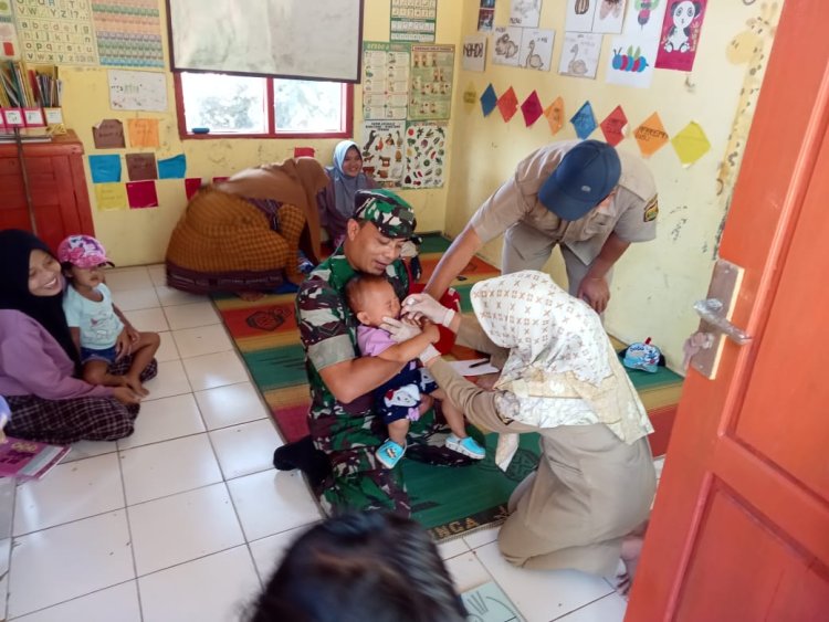 Babinsa Koramil 2210/Pabuaran Dampingi Kegiatan Posyandu di Desa Sukajaya