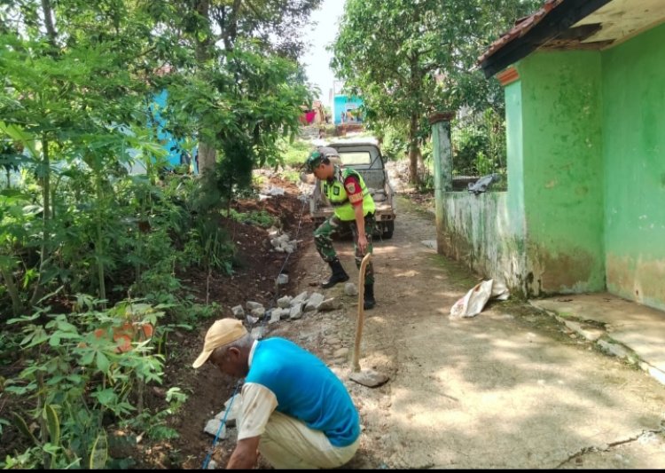 Babinsa Koramil 2206/Parakansalak Laksanakan Perbaikan Parit di Desa Bojongasih