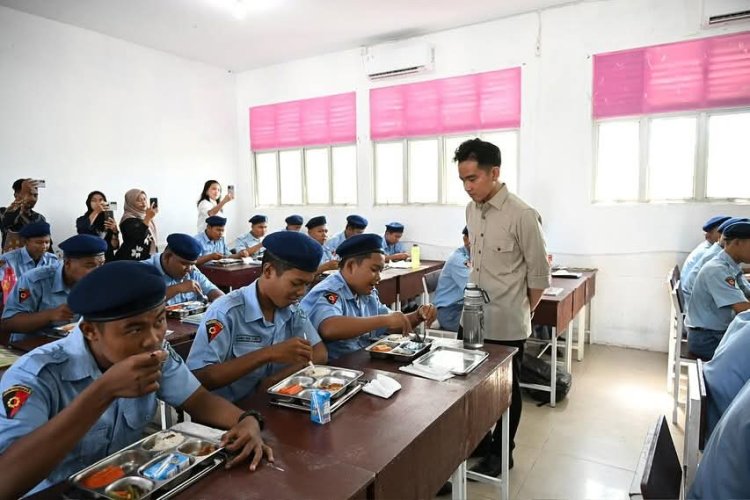 Pastikan Program MBG Berjalan Optimal, Wapres Tinjau SMK Negeri 1 Batam