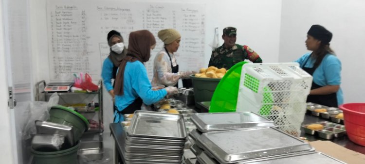 Babinsa Koramil 2201/Cisolok Dampingi Program Makan Bergizi di Desa Cimaja