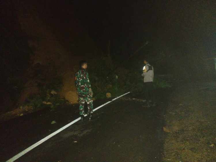 Babinsa Koramil 2201/Cisolok Sigap Dampingi Warga Hadapi Longsor di Cicadas