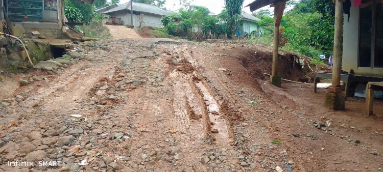 Warga Bojong Genteng Harap Pemerintah Segera Perbaiki Jalan Penghubung Antar Desa