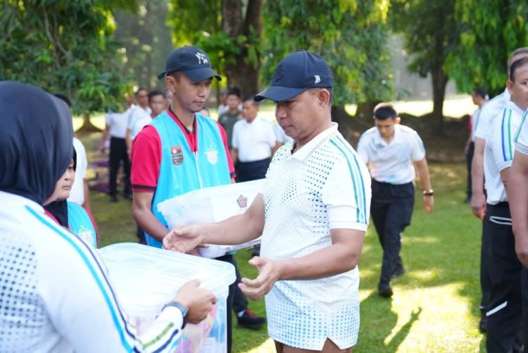 Panglima TNI Bagikan Ratusan Paket Sembako dan Lepas Ratusan Ekor Burung di Mabes TNI