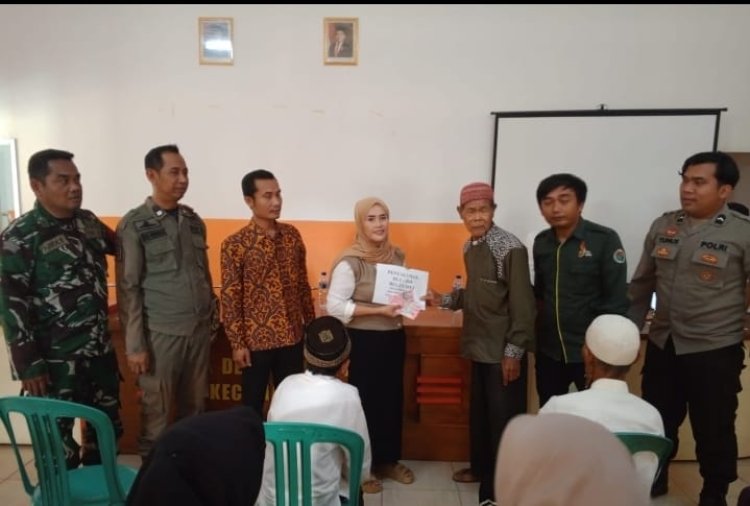 Babinsa Koramil 2215/Ciemas Dampingi Pembagian BLT di Desa Mekarjaya