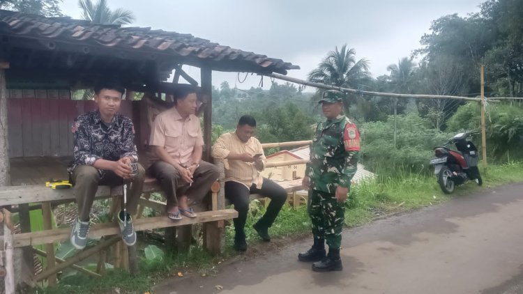 Babinsa Koramil 2206/Parakansalak Laksanakan Komsos Bersama Warga dan Linmas