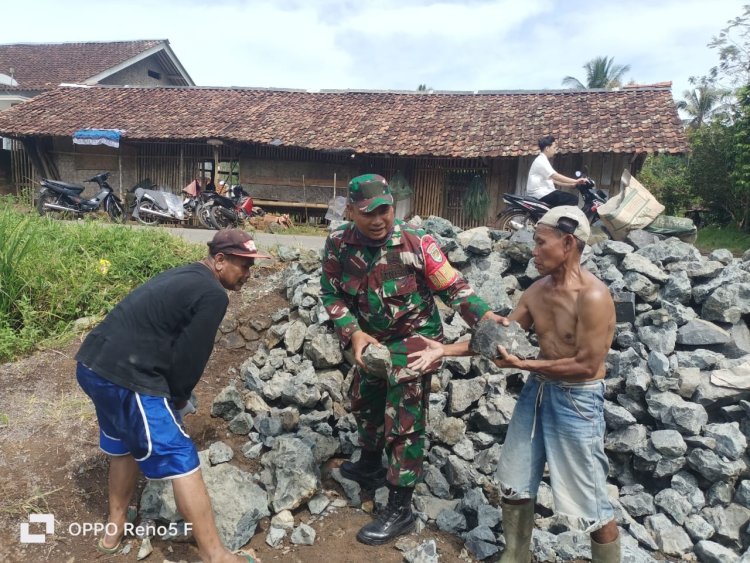 Babinsa Koramil 2210/Pabuaran Laksanakan Karya Bhakti Bersama Warga