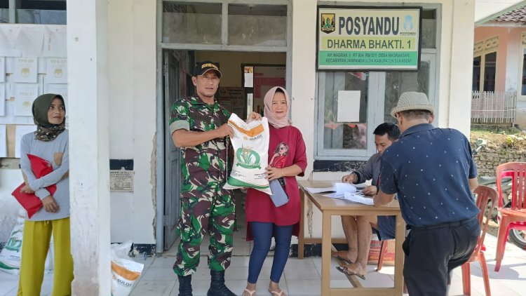 Babinsa Koramil 2213/Jampangkulon Dampingi Penyaluran Bantuan Hanpangan di Desa Nagraksari