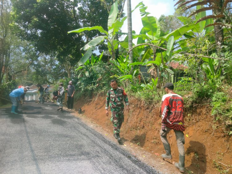 Babinsa Koramil 2201/Cisolok Laksanakan Karya Bakti Pemantauan Pengaspalan Jalan Desa Cileungsing