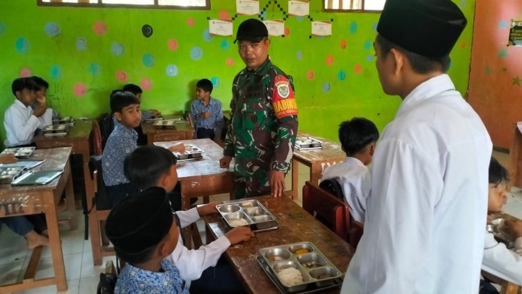 Babinsa Koramil 2210/Pabuaran Dampingi Program Makan Bergizi Gratis
