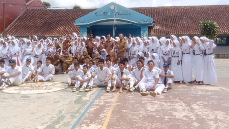 Atap bangunan SMPN 1 Cimanggu di Kabupaten Sukabumi dilaporkan runtuh