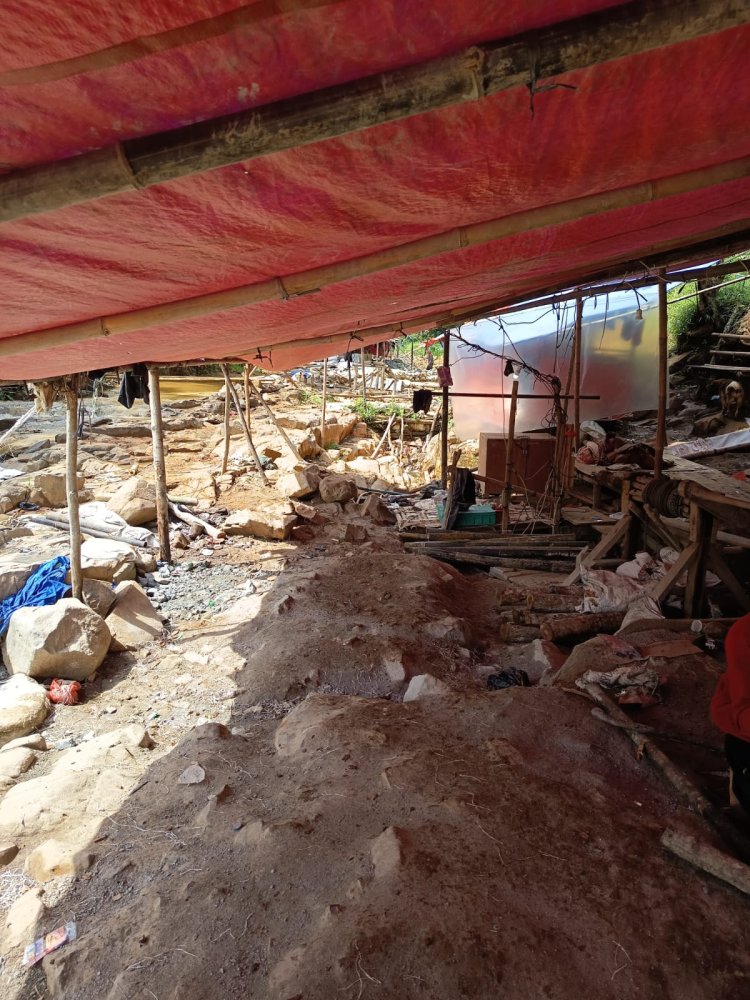 TAMBANG ILEGAL DILOKASI.PONDOK TILU KAMPUNG CIKERESEK, DESA KERTA JAYA, SIMPENAN SUKABUMI: Ancaman bagi Keselamatan dan Lingkungan