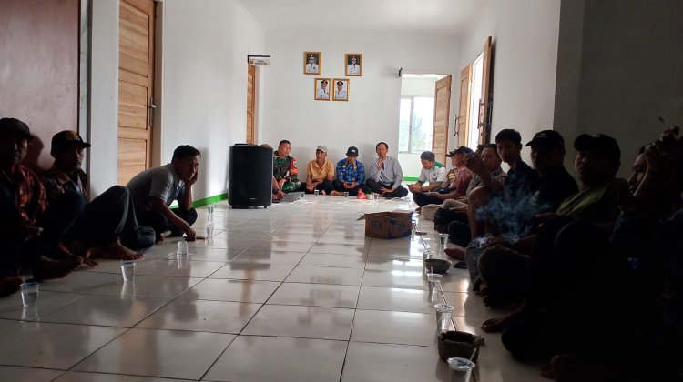 Babinsa Koramil 2215/Ciemas Hadiri Pembagian Insentif RT/RW dan Lembaga Desa Mandrajaya