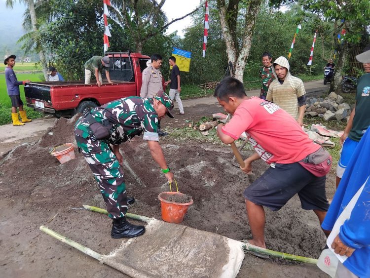 Babinsa Desa Karangjaya Koramil 2208/Nyalindung Laksanakan Bakti Pembangunan TPT Bersama Warga