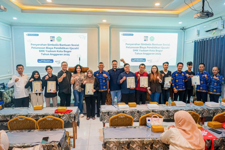 Pemkot dan DPRD Kota Bogor Bagikan Ijazah Gratis untuk Warga