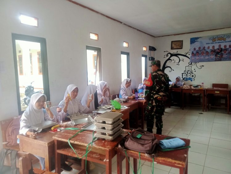 Babinsa Koramil 2206/Parakansalak Dampingi Pendistribusian MBG di MA Syarikat Islam