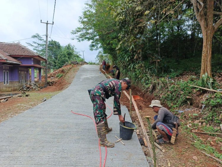 Babinsa Koramil 2207/Jampangtengah Gelar Karya Bakti Pembenahan Jalan Desa di Citamiang