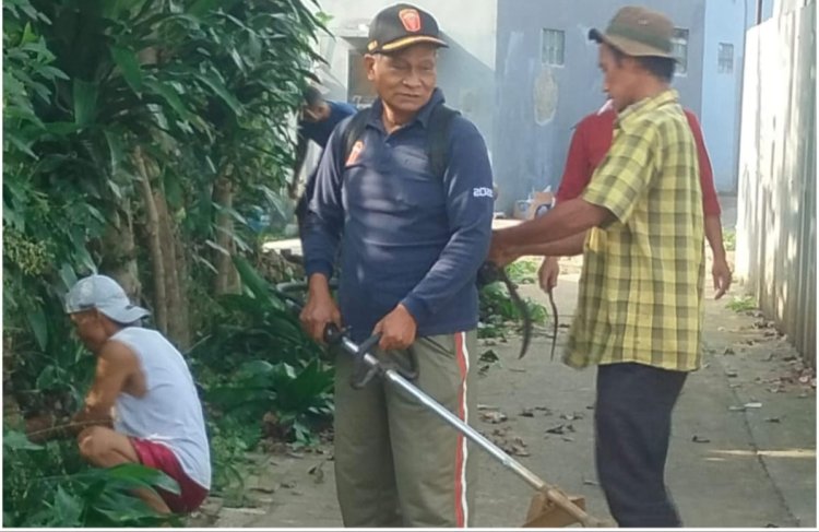 Kegiatan kerja bakti di lingkungan masyarakat kaumpandak RT 04/13 Karadenan.