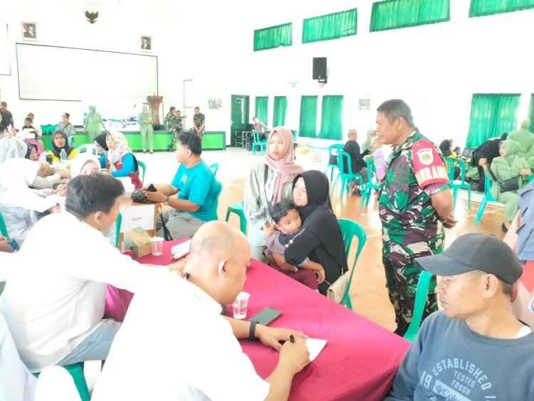 Danramil 2206/Parakan Salak Tunjukkan Kepedulian, Dampingi Warga di Khitanan Massal