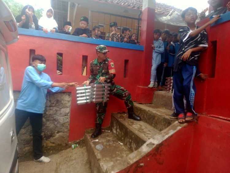 Dukung Program Pemerintah, Babinsa Koramil 2206/Parakansalak Dampingi Pendistribusian MBG