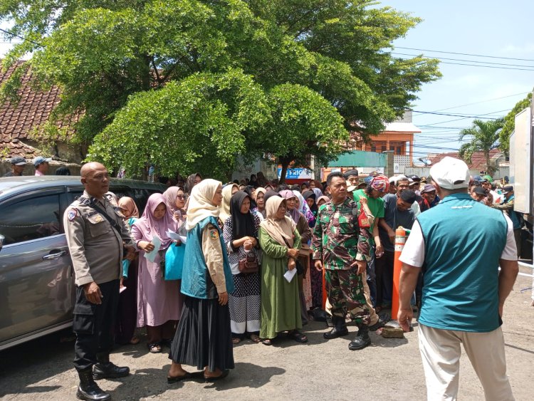 Babinsa Koramil 2214/Surade Tertibkan Antrian Masyarakat Saat Pembagian Daging Kurban