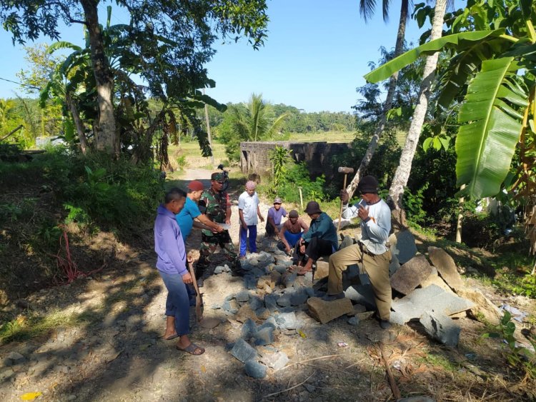 Babinsa Koramil 2212/Tegalbuleud Laksanakan Karya Bhakti Perbaikan Jalan
