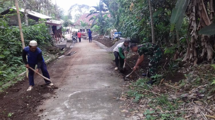 Babinsa Koramil 2212/Tegalbuleud Laksanakan Karya Bhakti Bersama Warga