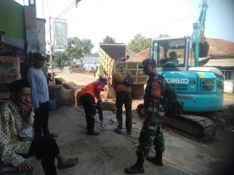 Babinsa Koramil 2214/Surade Gelar Karya Bakti Perbaikan Saluran Jalan di Desa Sukamukti