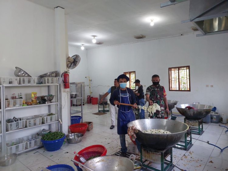 Babinsa Koramil 2205/Kalapanunggal Dampingi Pendistribusian Makanan Bergizi di Desa Palasari Girang