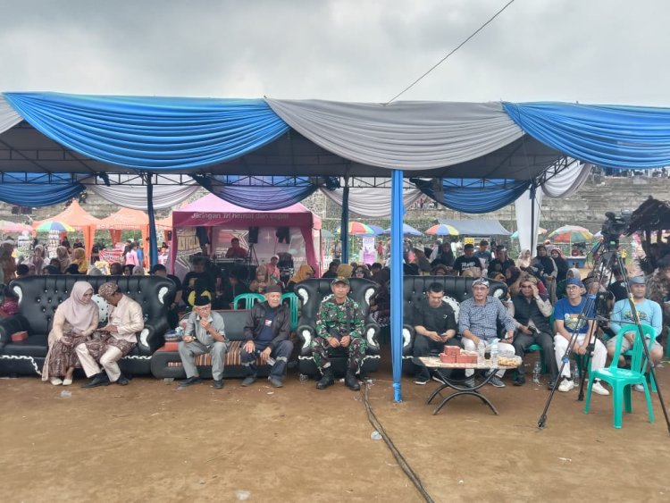 Babinsa Koramil 2205/Kalapanunggal Hadiri dan Amankan Pawai HUT Desa Kabandungan ke-75