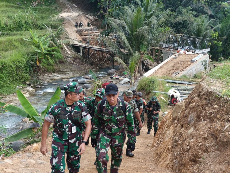 DANDIM 0622/KABUPATEN SUKABUMI DAMPINGI KABID RENKON PUSKON BAGLOG KEMHAN RI PENINJAUAN PERSIAPAN PERESMIAN JEMBATAN PANEL GARUDA DI CISOLok