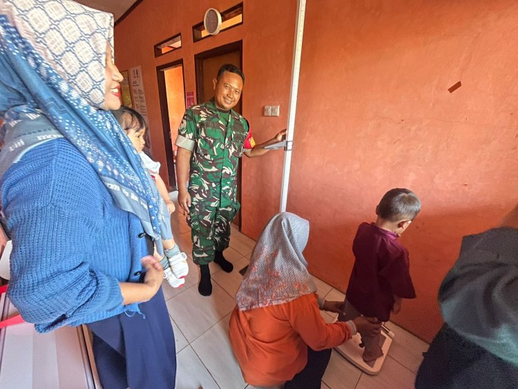 Babinsa Koramil 2204/Cikidang Dampingi Kegiatan Posyandu di Wilayah Binaan