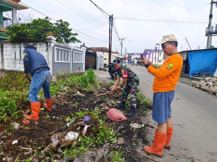 Babinsa Koramil 2206/Parakansalak Laksanakan Karya Bhakti di Desa Bojonglongok