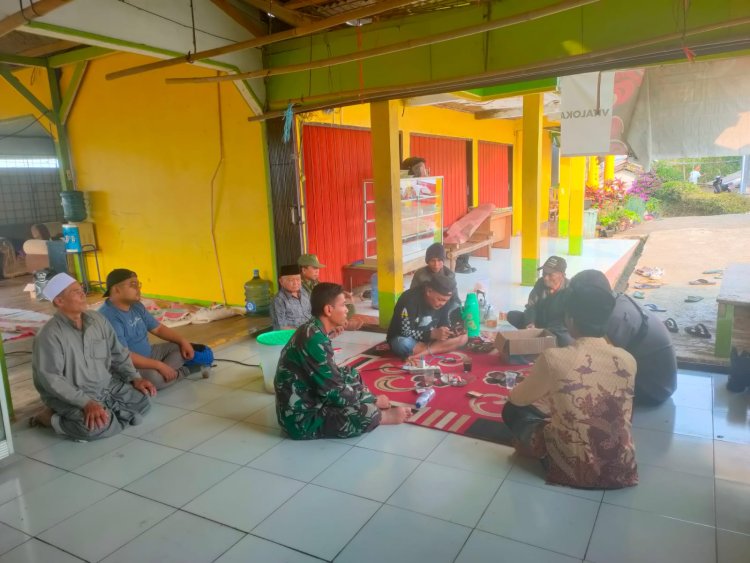 Babinsa Koramil 2209/Lengkong Laksanakan Komsos dengan Warga Desa Cilangkap