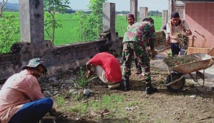 Babinsa Koramil 2212/Tegalbuleud Laksanakan Karya Bhakti Bersama Warga