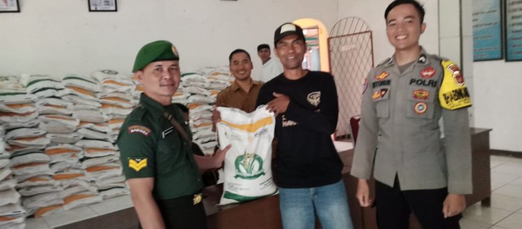 Babinsa Koramil 2213/Jampangkulon Dampingi Penyaluran Bantuan Beras Bulog