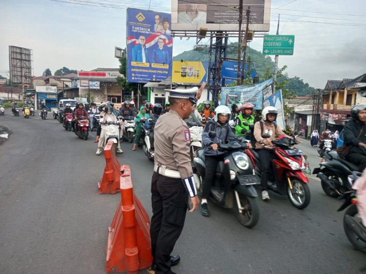 Polsek Ciampea Polres Bogor Gelar Pengaturan Lalu Lintas Pagi Hari untuk Kelancaran Aktivitas Warga