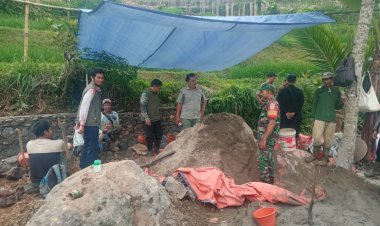 Babinsa Koramil 2205/Klapanunggal Gelar Karya Bhakti Pembangunan Irigasi di Desa Tugubandung