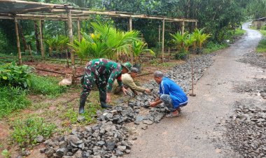 Babinsa Koramil 2211/Sagaranten Gelar Karya Bakti Perbaikan Jalan di Desa Cipamingkis