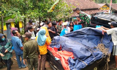 Babinsa Koramil 2201/Cisolok Bagikan Sembako Kepada Warga Gunung Keramat