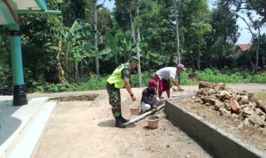 Babinsa Koramil 2206/Parakansalak Laksanakan Bhakti Pembuatan TPT di Desa Sukatani