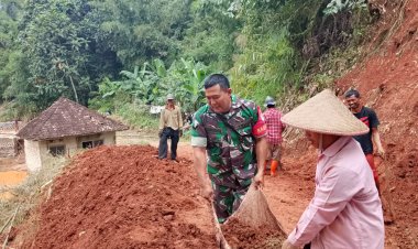 Babinsa Koramil 2213/Jampangkulon Gelar Kegiatan Bakti Bersama Warga Desa Sukamaju